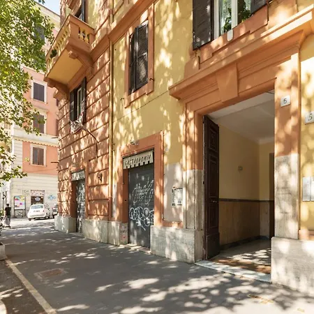Piazza Nievo A Trastevere! Con Balcone * ローマ