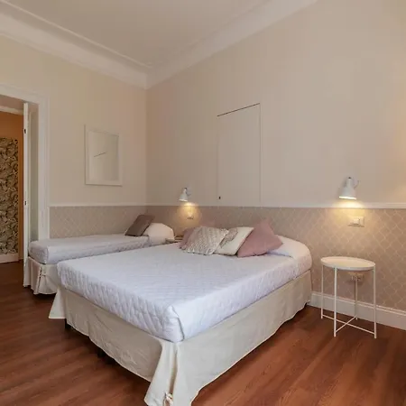 アパート Piazza Nievo A Trastevere! Con Balcone ローマ