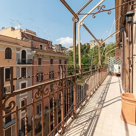 Apartamento Guesthost - Piazza Nievo A Trastevere! Con Balcone *